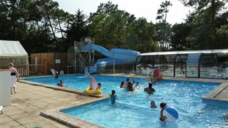 la piscine extérieure, la piscine couverte et le toboggan aquatique camping les samaras Saint Jean de Monts Vendée